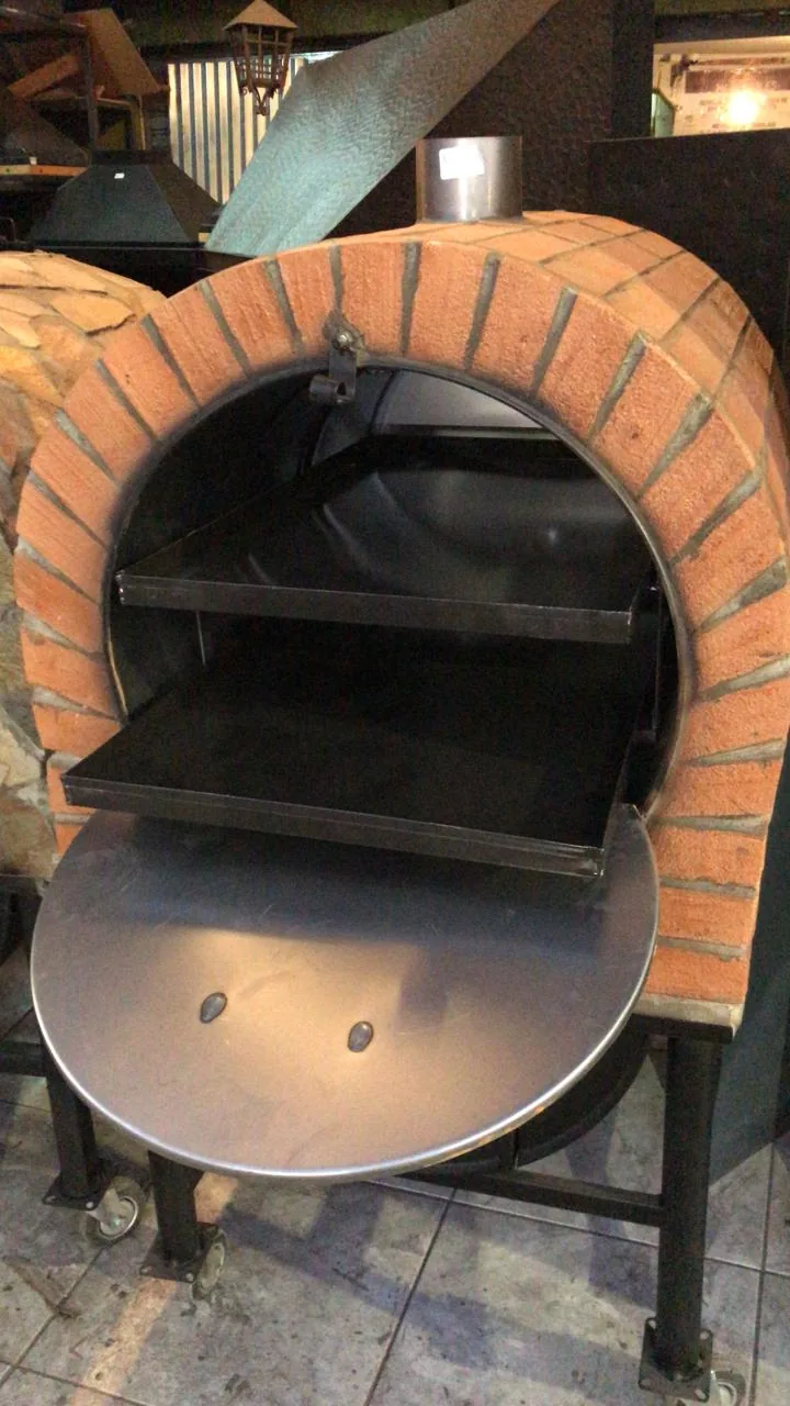 Horno de barro con enchape de ladrillo — Hojalatería Ricardo Flores, Pudahuel